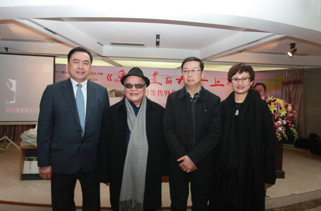 16-趙振元和四川人民出版社社長(zhǎng)黃立新、中外散文詩(shī)學(xué)會(huì)主席、著名作家海夢(mèng)親切合影.jpg