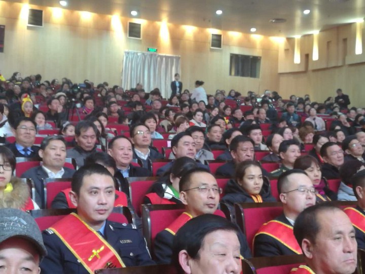 2-趙振元同志與袁三軍市委書記、市人大主任李明楨、市政協(xié)主席談得勝、駐鞏義部隊首長等一起觀看晚會.jpg