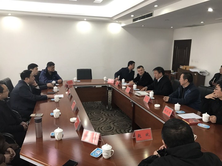 11-鞏義市委書記袁三軍、市人大主任李明楨、市政協(xié)主席談得勝、市委常委、市委辦主任朱軍、副市長劉軍杰、鞏東新區(qū)副主任劉亞濤等與太極實業(yè)董事長、十一科技法人代表趙振元、余才志、陳昌、何斌、趙斌、張松濤、趙遠遠、魏靜等會談.jpg