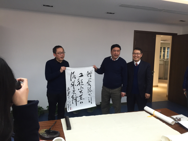 5-趙振元同志與愛德公司總經(jīng)理鄒克，首席顧問崔永祥親切合影.jpg