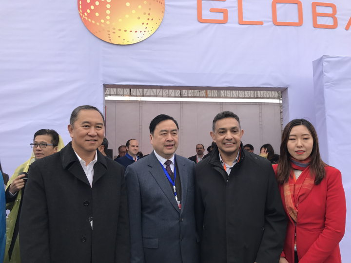 3-趙振元與格羅方德全球首席執(zhí)行官桑杰.賈（右二）、副總裁洪啟財（左一）等親切合影.jpg