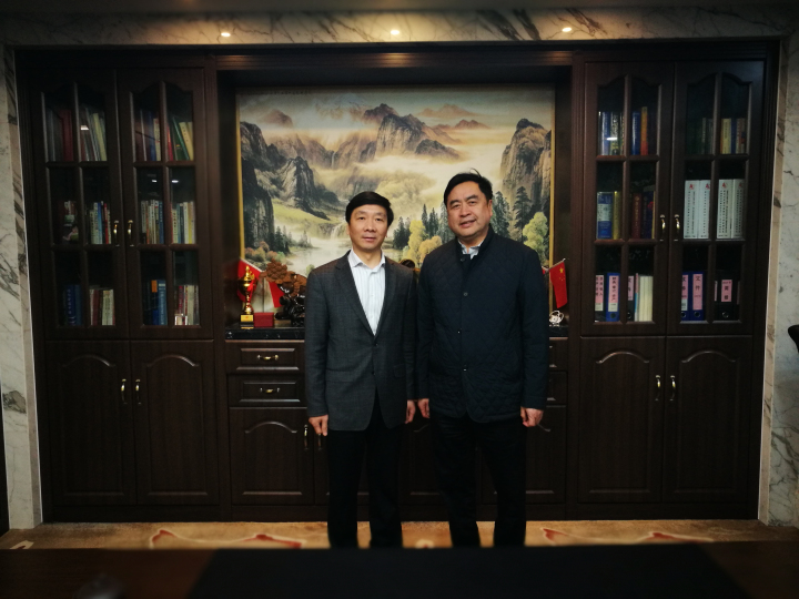 1-趙振元同志與無錫產(chǎn)業(yè)集團黨委副書記、工會主席劉濤親切合影.jpg