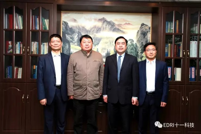 9-趙振元與叢亞?wèn)|、王鵬程、劉成江在辦公室親切合影.webp.jpg