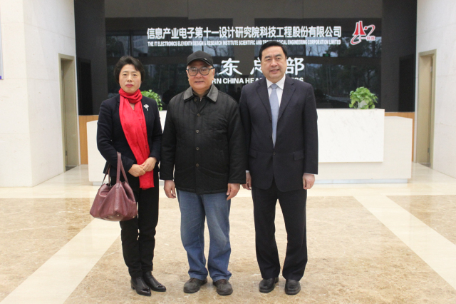7-趙振元董事長(zhǎng)與無(wú)錫新能源商會(huì)徐慧絹會(huì)長(zhǎng)、原無(wú)錫市政協(xié)主席貢培興親切合影.jpg
