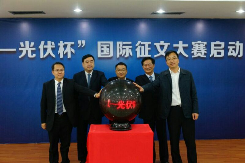 7-趙振元與樊惠林（中）、史建偉（右二）、談得勝（右一）及余才志一起啟動光伏杯散文詩大賽.jpg